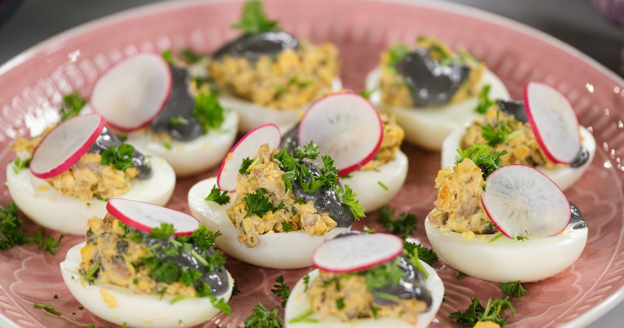 Faszerowane jajka to jedna z najmniej kalorycznych przekąsek na Wielkanocnym stole /MATEUSZ GROCHOCKI/Dzien Dobry TVN/East News /East News