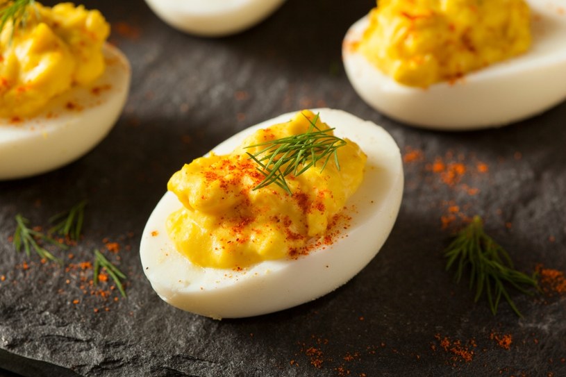 Faszerowane jajka z dodatkiem kopru nie tylko wyśmienicie smakują, ale zniwelują również wzdęcia i poprawią trawienie /123RF/PICSEL
