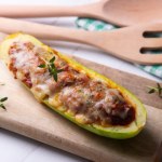 cukinia faszerowana Faszeruję cukinię i posypuję parmezanem. Ten włoski obiad robi się niemal sam