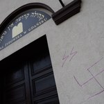Faszystowskie symbole na ścianie synagogi w Gdańsku