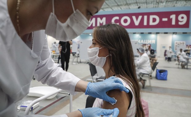 Fatalna skuteczność infolinii NFZ. 2 proc. osób umówiło się na szczepienie