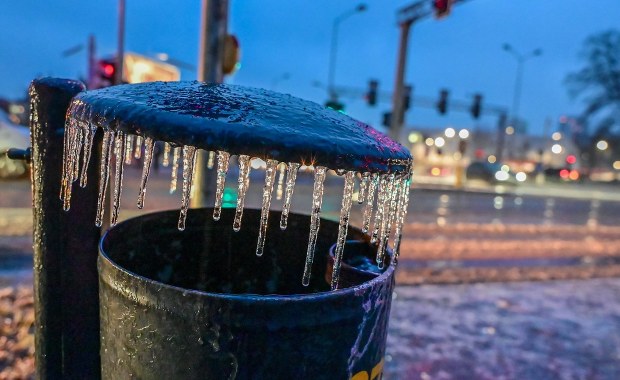 Fatalna sytuacja pogodowa w północnej Polsce. Odwołane lekcje, sparaliżowany transport