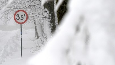 Fatalne warunki do jazdy na Podbeskidziu. Spadło kilkanaście centymetrów śniegu