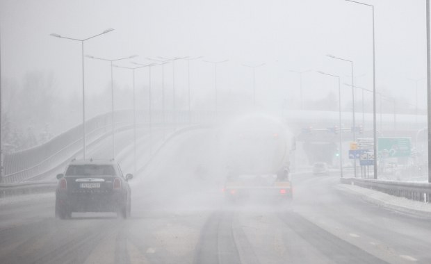 Fatalne warunki na drogach. Kierowcy ciężarówek nie radzili sobie na wzniesieniach