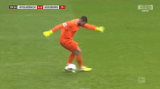 Fatalny błąd bramkarza Augsburga w meczu z Borussią M'Gladbach (ZDJĘCIA ELEVEN SPORTS). WIDEO