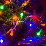 Fatalny nawyk podczas świąt. Lampki choinkowe mogą przyczynić się do tragedii