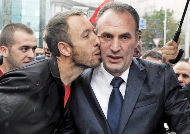 Fatmir Limaj (całowany) sprzeniewierzył 1,2 mln dolarów? /AFP