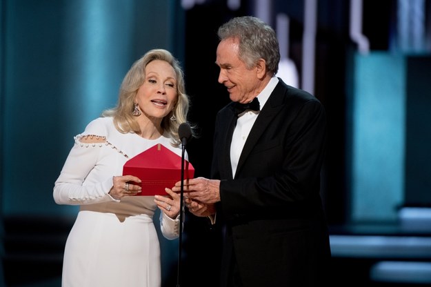 Faye Dunaway i Warren Beatty ogłaszają - błędnie - że Oscara dla najlepszego filmu otrzymał "La La Land" /PHIL MCCARTEN/Academy of Motion Picture Arts and Science (AMPAS) /PAP/EPA