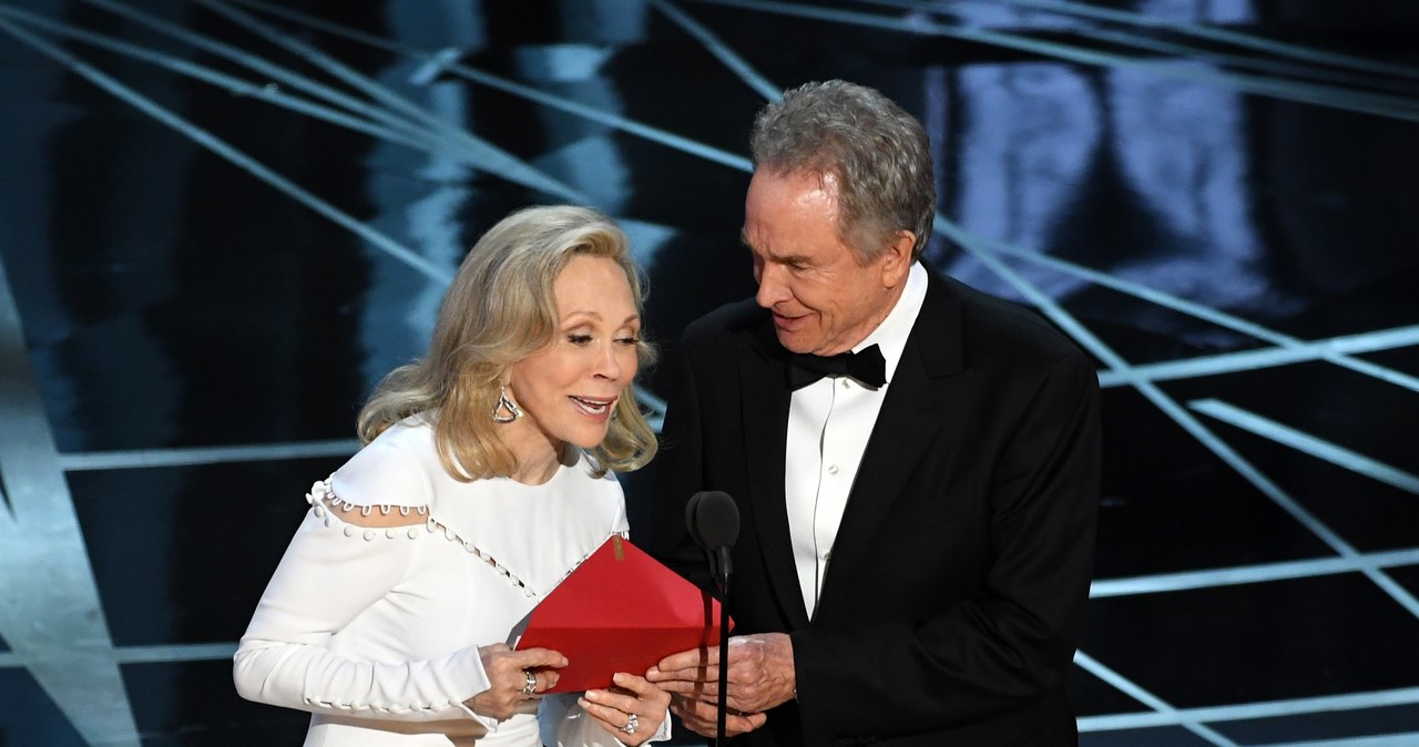 Faye Dunaway i Warren Beatty ogłaszają zwycięzcę w kategorii "najlepszy film" podczas 89. rozdania Oscarów / Kevin Winter / Staff /Getty Images