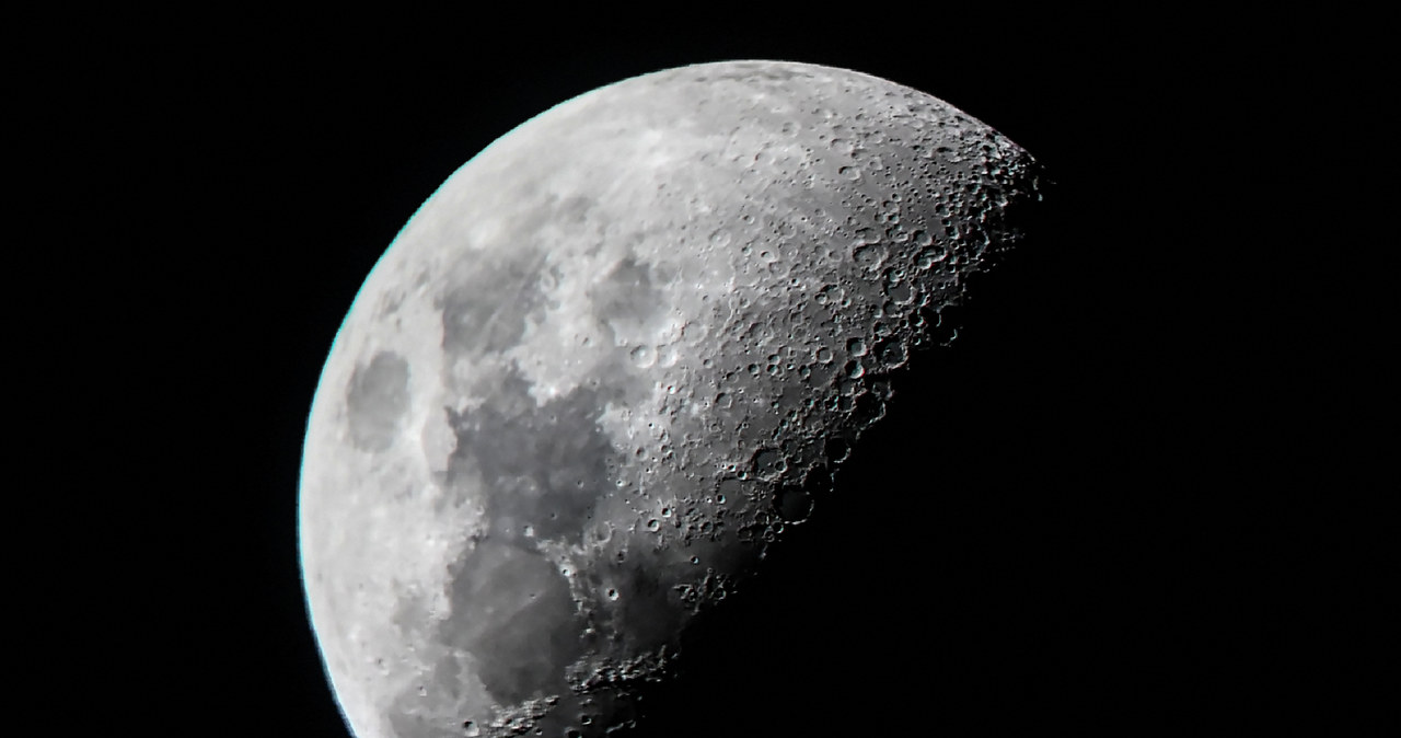 Fazy Księżyca wynikają ze zmiany położenia Ziemi, Księżyca oraz Słońca względem siebie. /AFP
