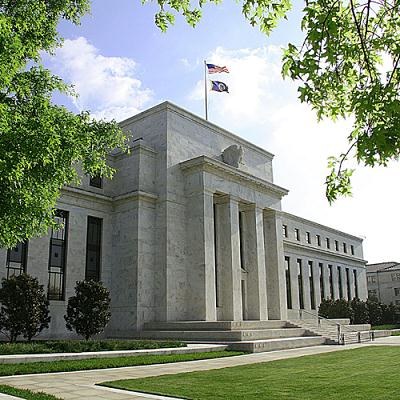 Fed może pauzować kilka posiedzeń przed rozpoczęciem podwyżek stóp procentowych /PAP