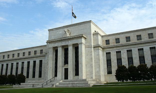 Fed obniżył skalę skupu aktywów do poziomu 45 mld USD miesięcznie /AFP
