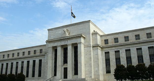 Fed obniżył skalę skupu aktywów do poziomu 45 mld USD miesięcznie /AFP