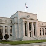 Fed zdecydował o pozostawieniu głównej stopy procentowej bez zmian