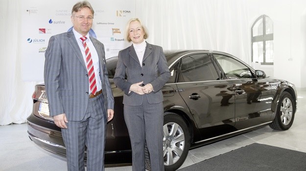 Federalna Minister Oświaty i Badań Naukowych prof. dr Johanna Wanka korzysta już z e-diesla Audi w swoim służbowym A8 3.0 TDI /Audi