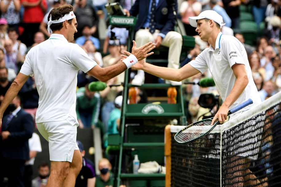 Federer pogratulował Hurkaczowi zwycięstwa / 	NEIL HALL /PAP/EPA