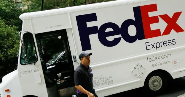 FedEx musi zamknąć 100 biur i magazynów a od stycznia zmniejszyć park samochodowy /AFP