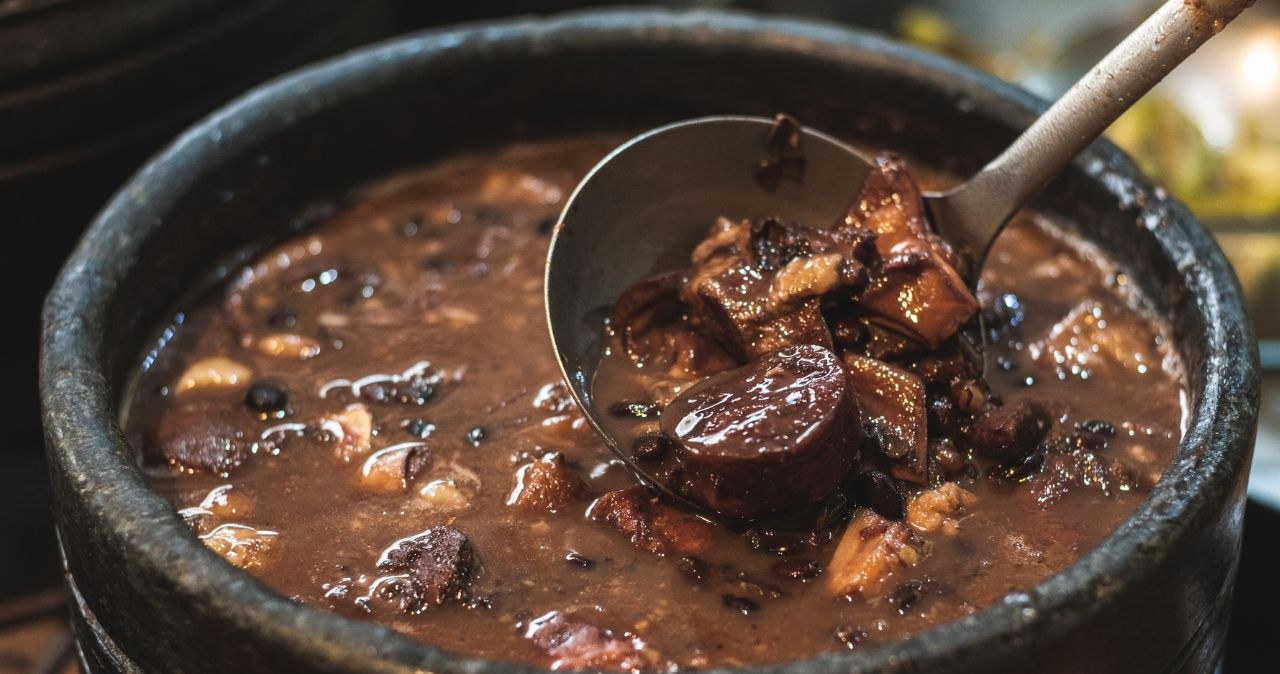 Feijoada to brazylijski gulasz z czarną fasolą /Pollyana Ventura /Canva Pro