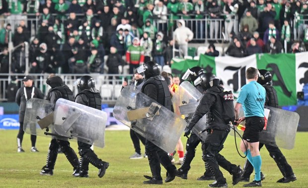 Feio wyrzucony na trybuny, działacz Korony z rozciętą głową. Zadyma na meczu Ekstraklasy