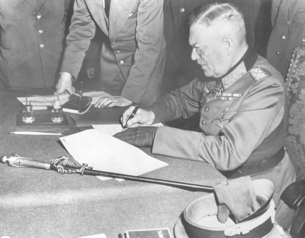Feldmarszałek Wilhelm Keitel podpisuje akt bezwarunkowej kapitulacji Niemiec /DPA /PAP
