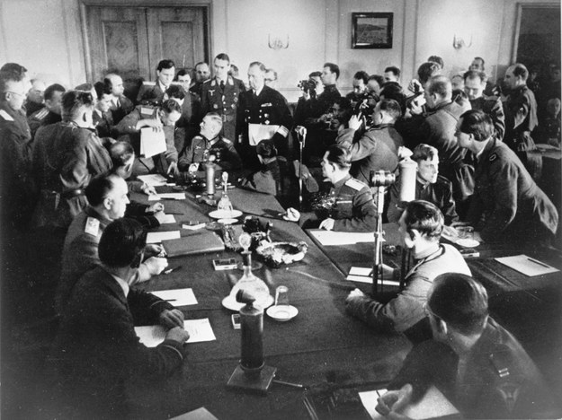 Feldmarszałek Wilhelm Keitel (u szczytu stołu) podpisał akt bezwarunkowej kapitulacji Niemiec. amw /PAP