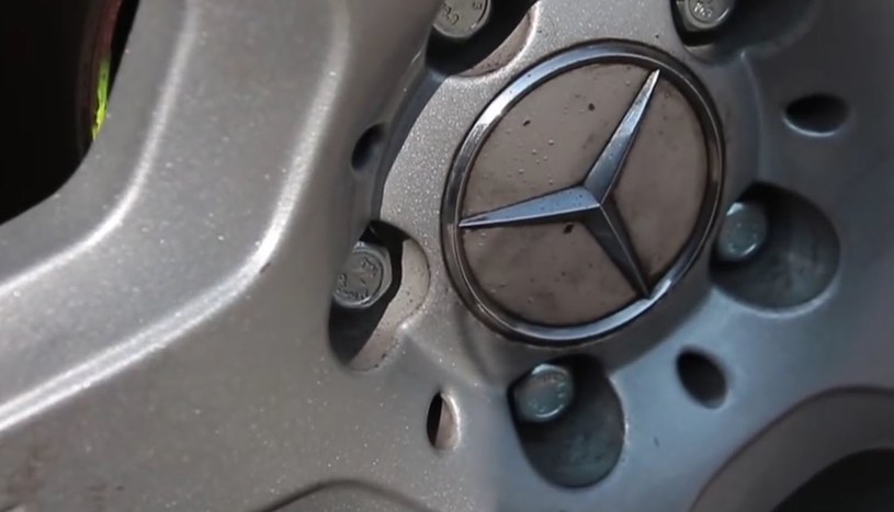 Felgi z Mercedesa i zwykłe śruby z hurtowni motoryzacyjnej. Detale nie są najmocnieszą stroną projektu /Gazeta.ua /YouTube