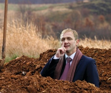 Feliks Falk przystępował do pracy nad "Komornikiem" po 9-letniej nieobecności w polskim kinie. Jak twierdził, nie znalazł wcześniej scenariusza, który by go naprawdę zainteresował. Tekst Grzegorza Łoszewskiego od razu zwrócił jego uwagę. Falk nadał swemu filmowi cechy biblijnej przypowieści o nawróconym grzeszniku. W ciągu 48 godzin bohater doprowadza swoimi działaniami do śmierci młodego człowieka i pod wpływem tej tragedii przeżywa moralny wstrząs.

Obraz Feliksa Falka był polskim kandydatem do Oscara w kategorii "najlepszy film nieanglojęzyczny". Premiera "Komornika odbyła się 7 października 2005 roku.