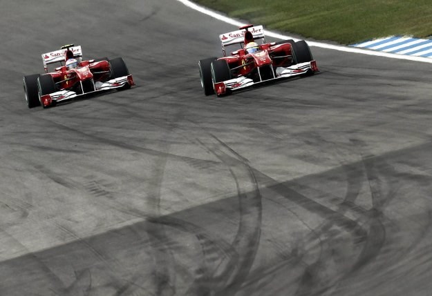 Felipe Massa bez walki daje się wyprzedzić Fernando Alonso /AFP