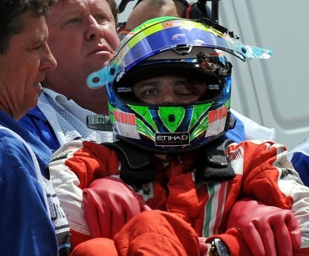 Felipe Massa dostał w głowę metalową sprężyną /AFP