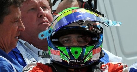 Felipe Massa dostał w głowę metalową sprężyną /AFP