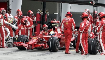 Felipe Massa i ekipa Ferrari /AFP