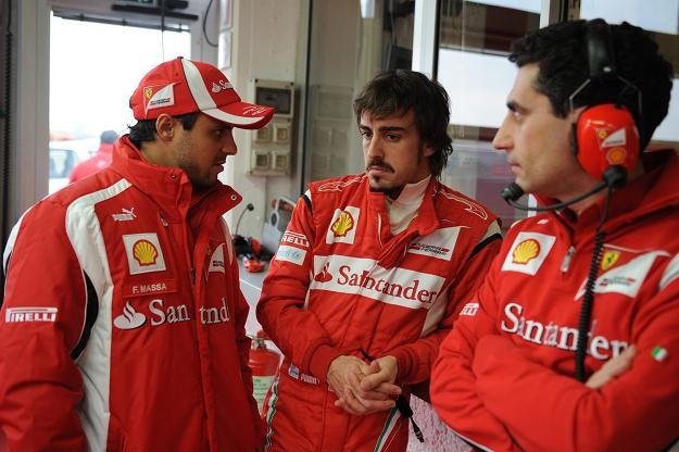Felipe Massa i Fernando Alonso - dwaj kierowcy teamu Ferrari /AFP