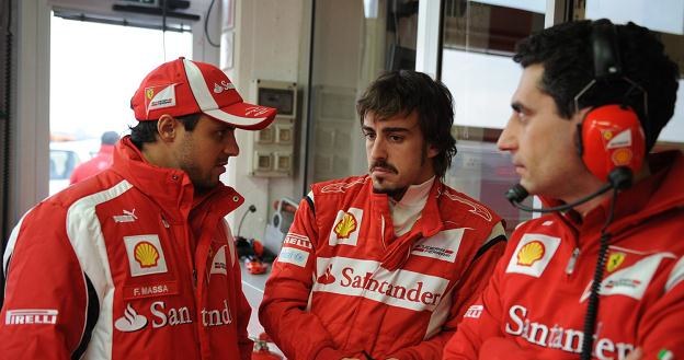 Felipe Massa i Fernando Alonso - dwaj kierowcy teamu Ferrari /AFP