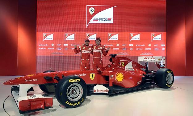 Felipe Massa i Fernando Alonso pozują z nowym bolidem Ferrari na sezon 2011 /AFP