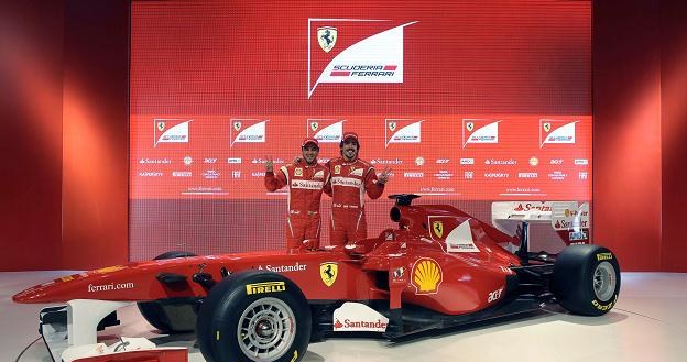 Felipe Massa i Fernando Alonso pozują z nowym bolidem Ferrari na sezon 2011 /AFP