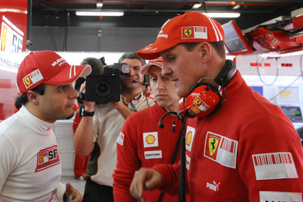 Felipe Massa i Michael Schumacher na torze Hungaroring /Informacja prasowa