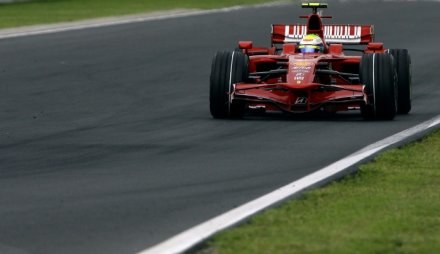 Felipe Massa jest jednym z faworytów do zdobycia pole position /AFP