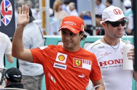 Felipe Massa nie musi szukać nowego pracodawcy /AFP