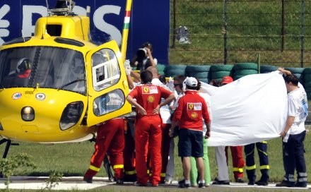 Felipe Massa po wypadku na torze Hungaroring. /AFP