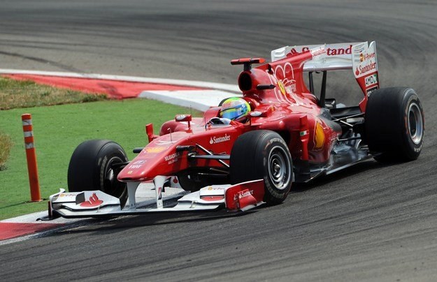 Felipe Massa przedłużył kontrakt z Ferrari /AFP