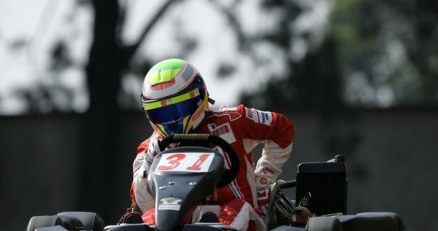 Felipe Massa sprawdzi jak za kierownicą gokarta radzi sobie Robert Kubica /AFP