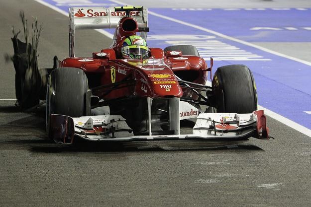 Felipe Massa stracił szansę na dobre miejsce w wyniku kolizji z Lewisem Hamiltonem /PAP/EPA