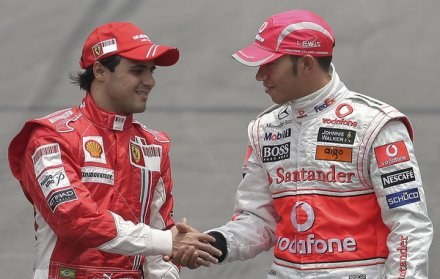 Felipe Massa (z lewej) i Lewis Hamilton /AFP