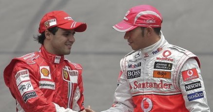 Felipe Massa (z lewej) i Lewis Hamilton /AFP