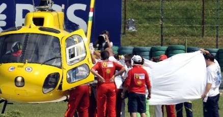 Felipe Massa został helikopterem przetransportowany do szpitala /AFP