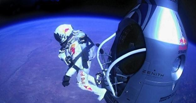 Felix Baumgartner na skraju kapsuły na wysokości 39 km /PAP