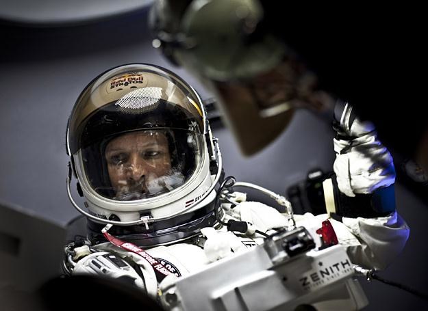 Felix Baumgartner podczas przygotowań do misji w przestworza /fot. Red Bull /