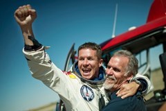 Felix Baumgartner w euforii po szczęśliwym lądowaniu