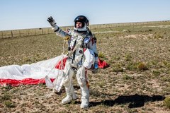 Felix Baumgartner w euforii po szczęśliwym lądowaniu