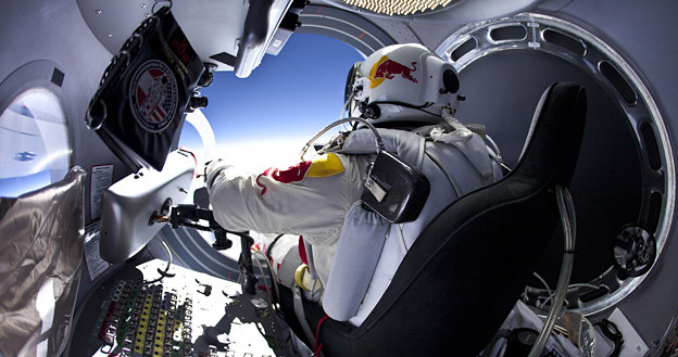 Felix Baumgartner w kapsule /fot. Red Bull /INTERIA.PL